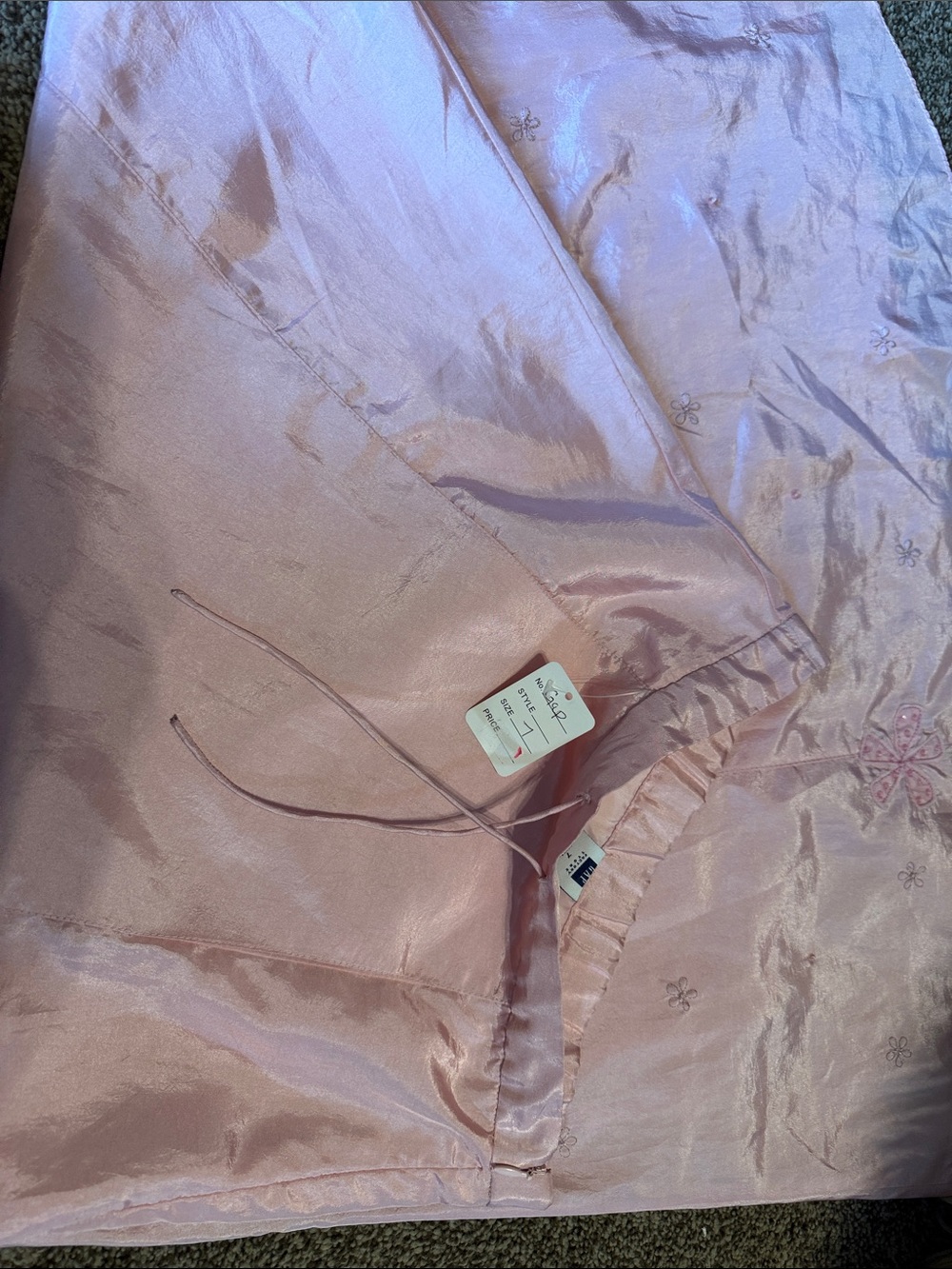GAP Pink silky Satin Girls skirt with embroidered motifs. 50’s style side zip - Picture 2 of 4
